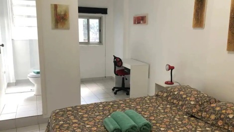 Quarto com banheiro e cama de casal