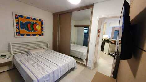 Quarto suíte com ar condicionado e ventilador de teto 