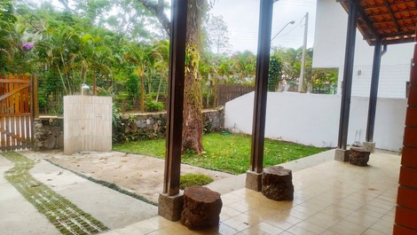 Vista da garagem para o jardim e varanda.