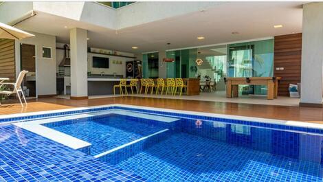 CASA DE LUXO EM FRENTE A PRAIA "PE NA AREIA" em Guarajuba -BA