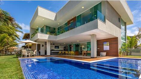 CASA DE LUXO EM FRENTE A PRAIA "PE NA AREIA" em Guarajuba -BA