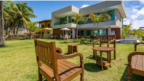 CASA DE LUXO EM FRENTE A PRAIA "PE NA AREIA" em Guarajuba -BA