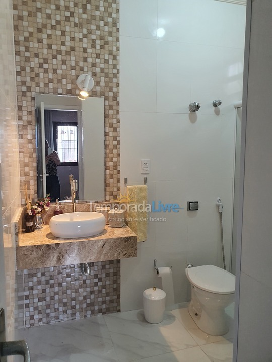 Casa para aluguel de temporada em Guarujá (Jardim Virgínia)