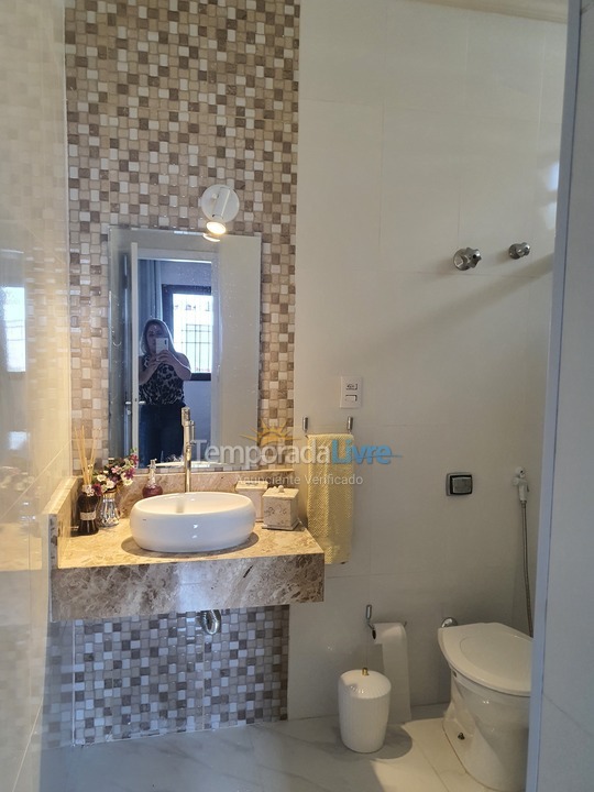 Casa para aluguel de temporada em Guarujá (Jardim Virgínia)
