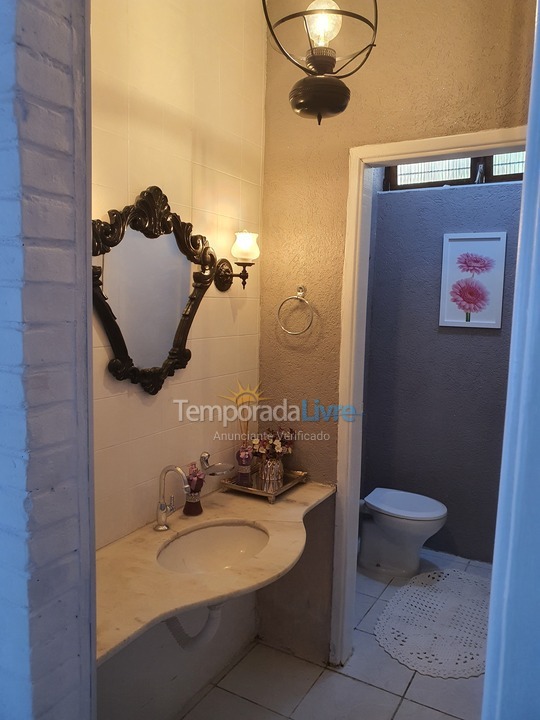 Casa para aluguel de temporada em Guarujá (Jardim Virgínia)