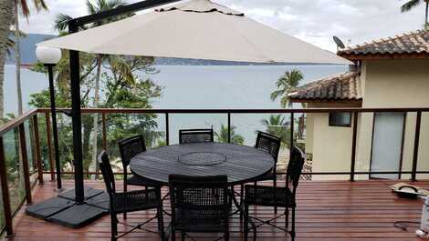 House facing the sea