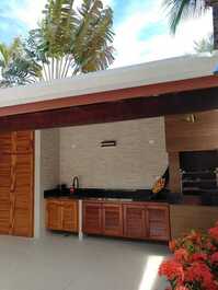 APENAS FAMÍLIAS NESSE SOBRADO EM CONDOMÍNIO COMPLETO A 100M DA PRAIA!