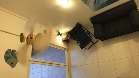 APENAS FAMÍLIAS NESSE SOBRADO EM CONDOMÍNIO COMPLETO A 100M DA PRAIA!