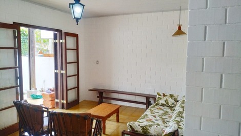 Sala de estar, com varanda para redes.