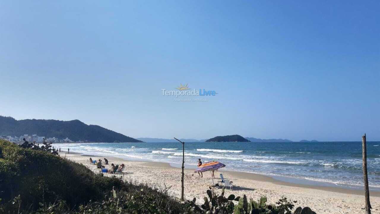 Apartamento para aluguel de temporada em Governador Celso Ramos (Praia de Palmas)