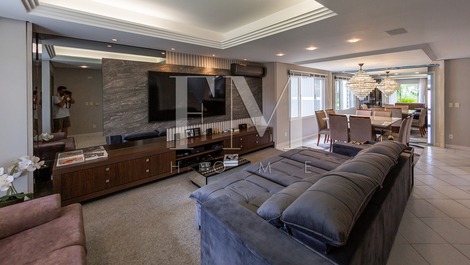 Splendid house, beautiful and well located in Jurerê Internacional.