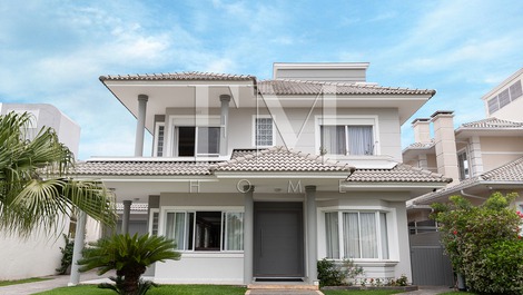 Splendid house, beautiful and well located in Jurerê Internacional.