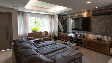 Splendid house, beautiful and well located in Jurerê Internacional.