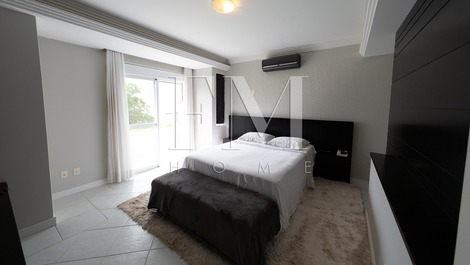 Splendid house, beautiful and well located in Jurerê Internacional.