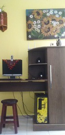 Sala com computador 
