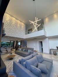 LUXUOSA CASA COM PISCINA NOVÍSSIMA, 5 SUÍTES + SALA DE CINEMA, WIFI