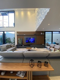 LUXUOSA CASA COM PISCINA NOVÍSSIMA, 5 SUÍTES + SALA DE CINEMA, WIFI