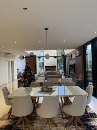 LUXUOSA CASA COM PISCINA NOVÍSSIMA, 5 SUÍTES + SALA DE CINEMA, WIFI