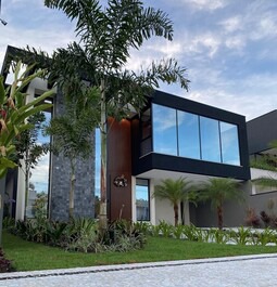 LUXUOSA CASA COM PISCINA NOVÍSSIMA, 5 SUÍTES + SALA DE CINEMA, WIFI