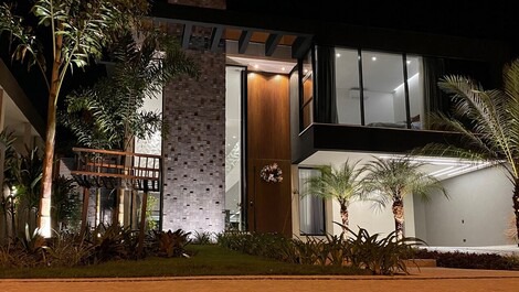 LUXUOSA CASA COM PISCINA NOVÍSSIMA, 5 SUÍTES + SALA DE CINEMA, WIFI