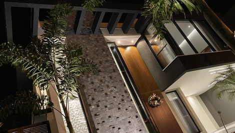 LUXUOSA CASA COM PISCINA NOVÍSSIMA, 5 SUÍTES + SALA DE CINEMA, WIFI