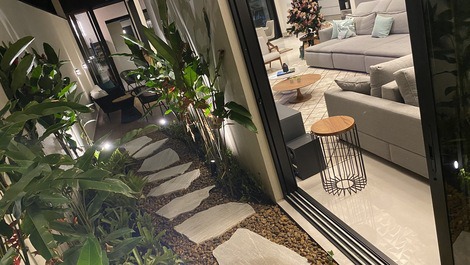 LUXUOSA CASA COM PISCINA NOVÍSSIMA, 5 SUÍTES + SALA DE CINEMA, WIFI