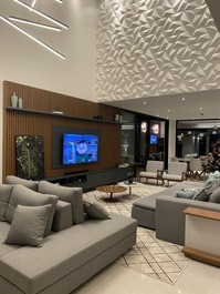 LUXUOSA CASA COM PISCINA NOVÍSSIMA, 5 SUÍTES + SALA DE CINEMA, WIFI