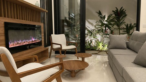 LUXUOSA CASA COM PISCINA NOVÍSSIMA, 5 SUÍTES + SALA DE CINEMA, WIFI