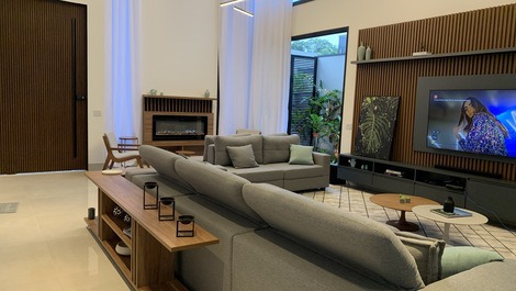 LUXUOSA CASA COM PISCINA NOVÍSSIMA, 5 SUÍTES + SALA DE CINEMA, WIFI