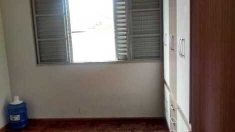 Quarto pequeno mobiliado