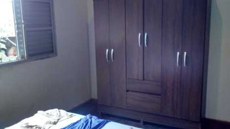 Quarto médio com cama de casal