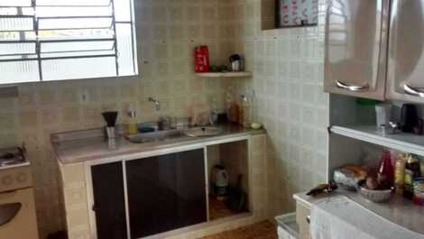 Cozinha com fogão de 5 bocas zero e geladeira