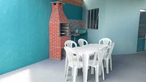 BEM ILUMINADA E COM CHURRASQUEIRA