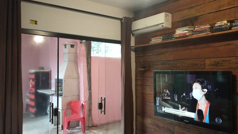 Casa com TV 60pl, churrasqueira de frente com a sala com Lavabo Garagem cozinha completa.