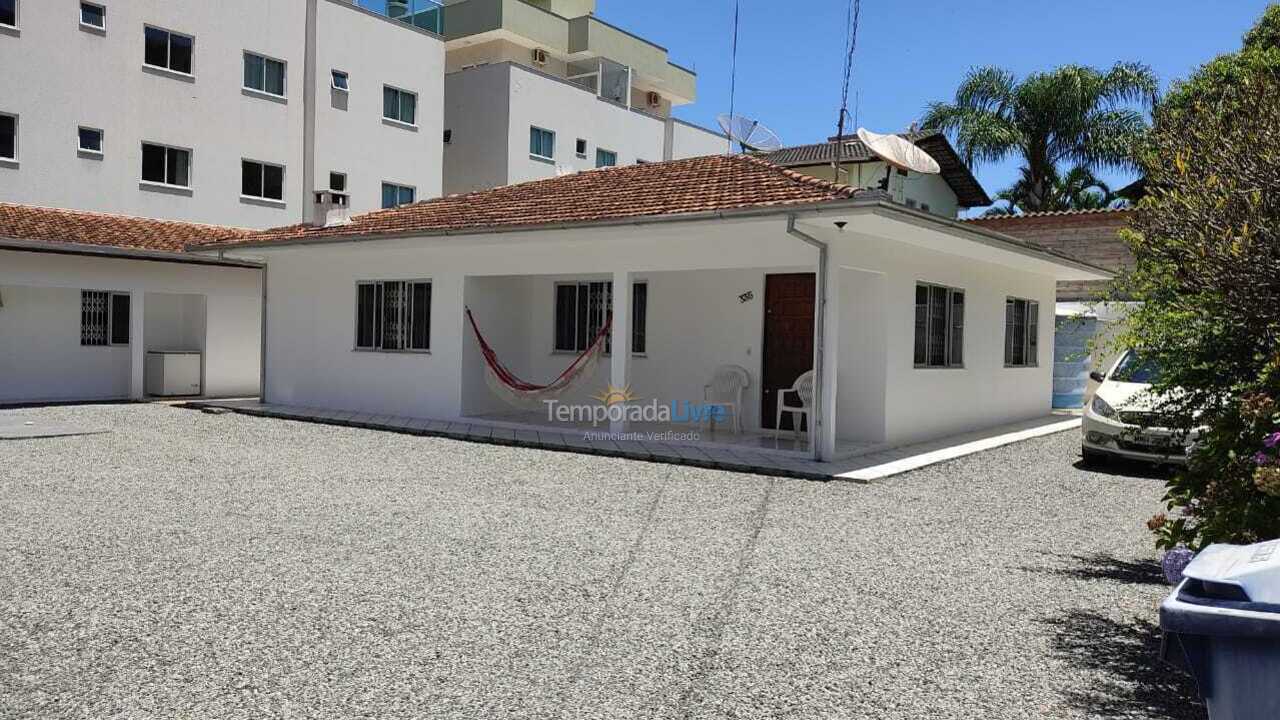 Casa para aluguel de temporada em Bombinhas (Praia de Bombinhas)