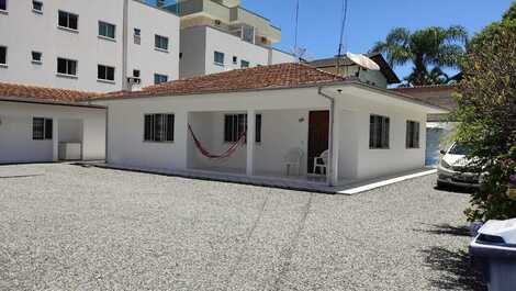 Imperdivel casa no centro Bombinhas Marynilto