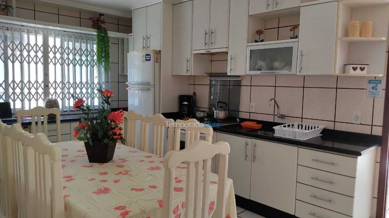 Casa para aluguel de temporada em Bombinhas (Praia de Bombinhas)