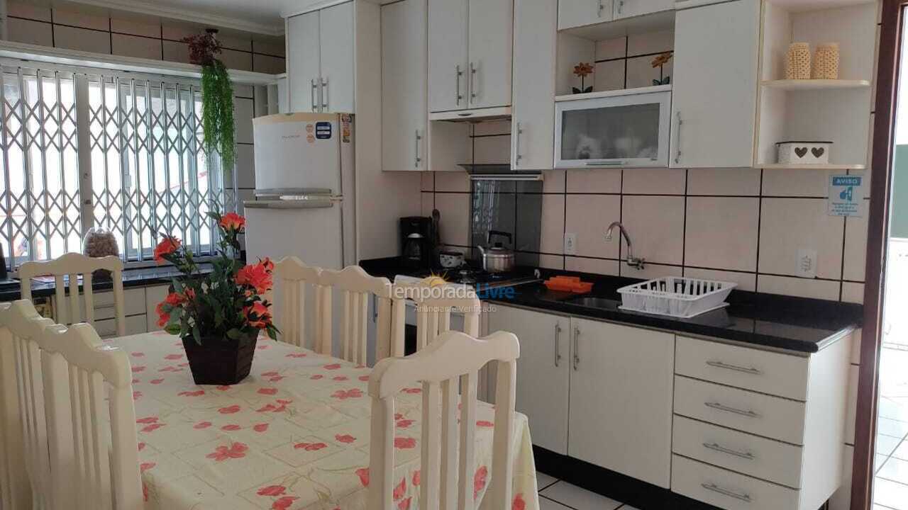 Casa para aluguel de temporada em Bombinhas (Praia de Bombinhas)