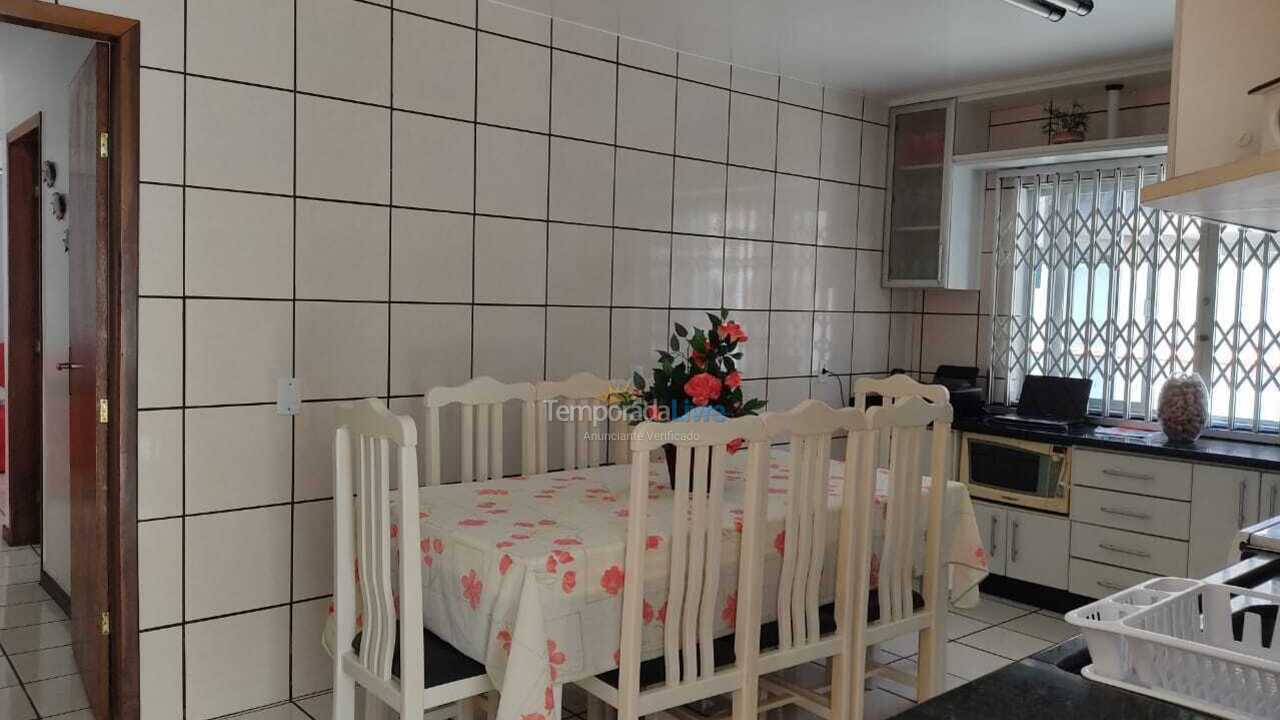 Casa para aluguel de temporada em Bombinhas (Praia de Bombinhas)