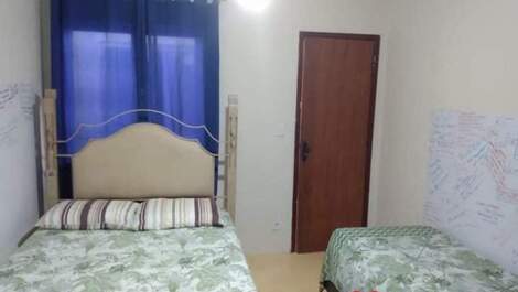 Suíte - 1 cama de casal com colchão terapêutico (20 tipos de vibroterapia), 1 cama de solteiro e 1 colchão extra de solteiro. Internet 20 megas