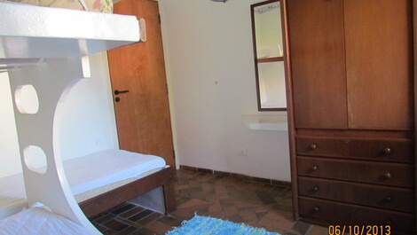 Quarto com beliche e cama de solteiro