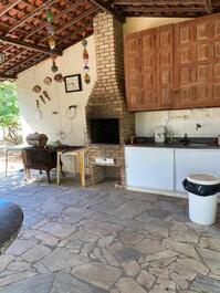 Ven y relájate en una finca confortable y arbolada