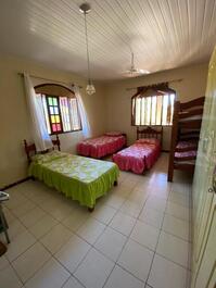 Ven y relájate en una finca confortable y arbolada