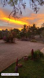 Ven y relájate en una finca confortable y arbolada