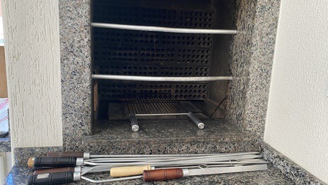 Churrasqueira com acessórios 