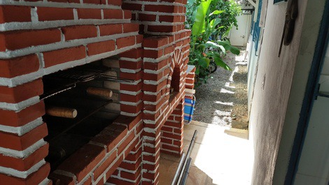 Visão de uma das laterais da casa. Churrasqueira e forninho de pizza