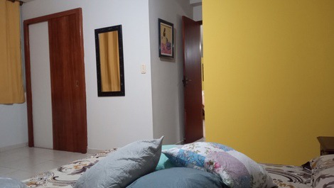 Vista do quarto corredor vindo da sala e porta do WC