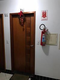 Porta de ebtrada do apartamento