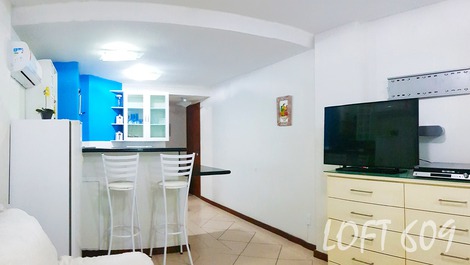 Sala e Cozinha americana - Geladeira e Ar Condicionado.