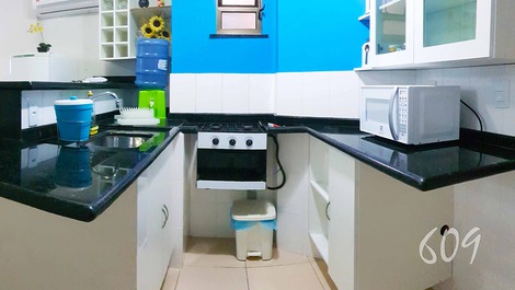 Cozinha Americana: Fogão com 4 bocas, forno, Micro-ondas, copos, pratos e talheres